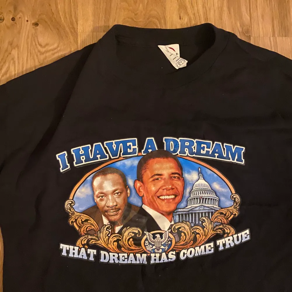 Obama tröja i nyskick storlek M, vatten fläck på tröjan för d var en lite färg fläck innan, skriv för fler bilder. T-shirts.