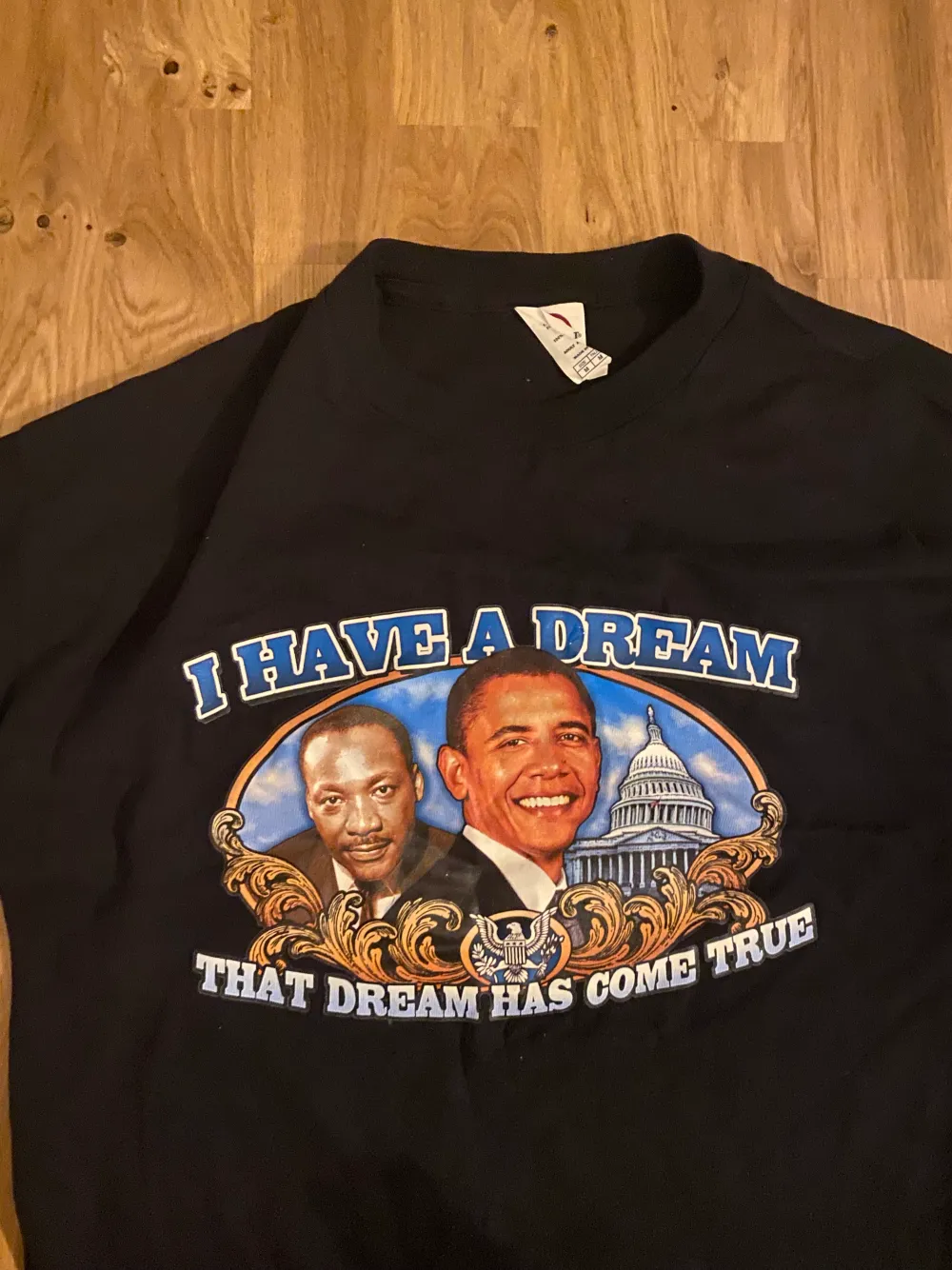Obama tröja i nyskick storlek M, vatten fläck på tröjan för d var en lite färg fläck innan, skriv för fler bilder. T-shirts.