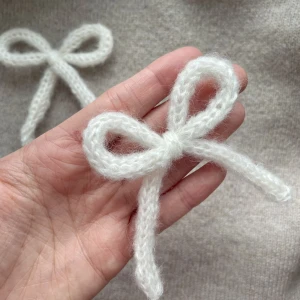 Mohair rosetter  - Säljer dessa stickade remsor som man kan knyta till en rosett som kan användas i slutet av en fläta eller som dekoration i hästsvansen ELLER till egenstickade eller virkade plagg. 100% mohair så dem är super fluffiga. 80 kr för ETT PAR! 