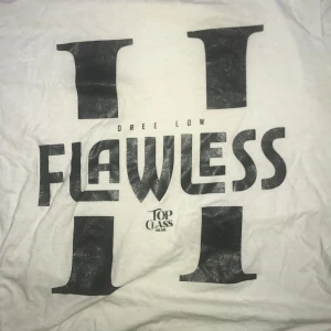 Top class t-shirt  - Hej de är så att jag har vunnit en t-shirt från en känd skivbolag som ägs av svenska rap artisten dree low. Har andvänt tröjan nån gång men inte mycket. T shirten är limited addition pris kan diskuteras eller kan byta med nåt annat 