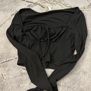 Ny topp - Ny långärmad topp från Nelly storlek M