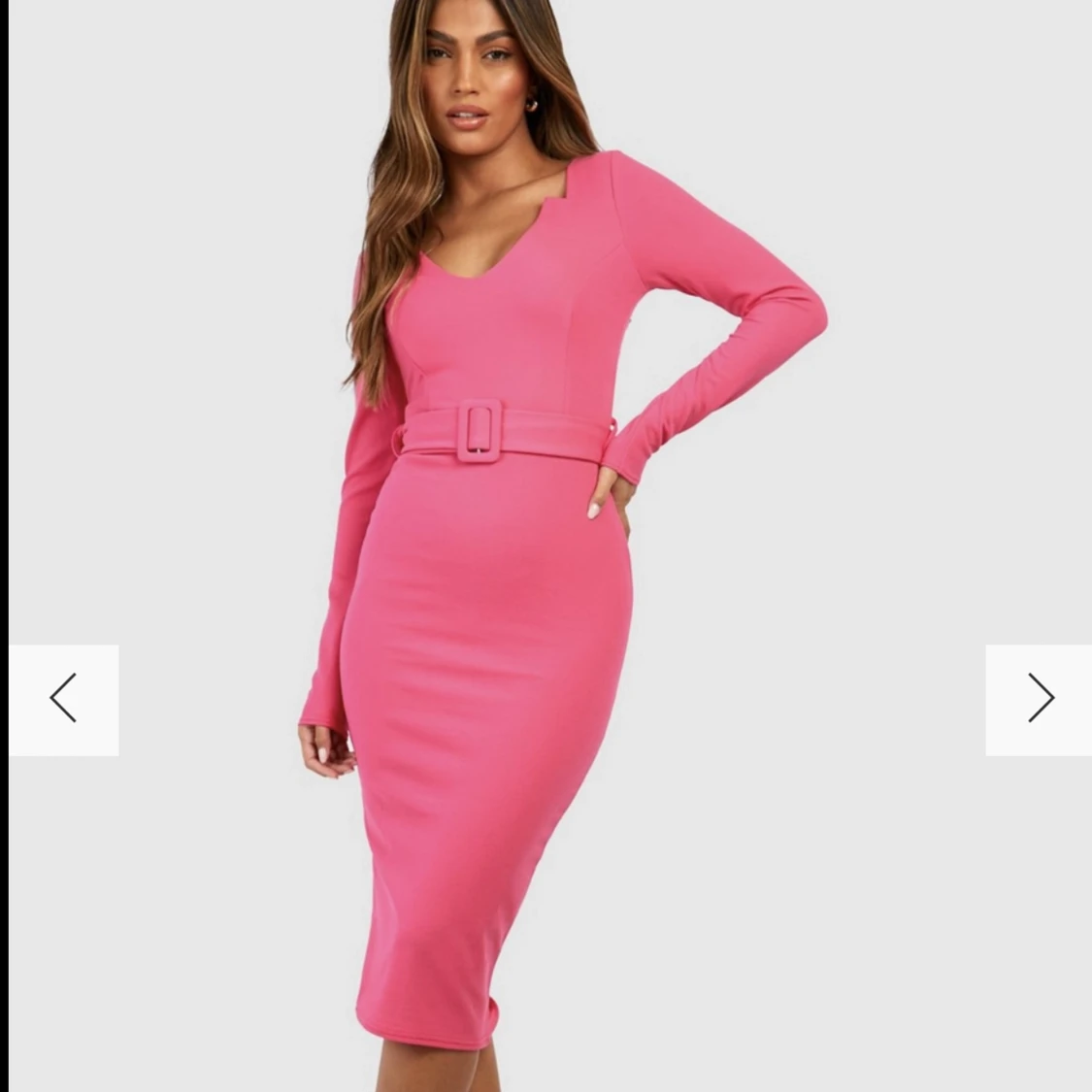 V-ringad klänning med knytskärp🥰