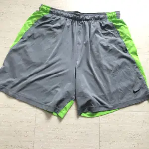 Grå och gröna shorts från Nike  ok skick