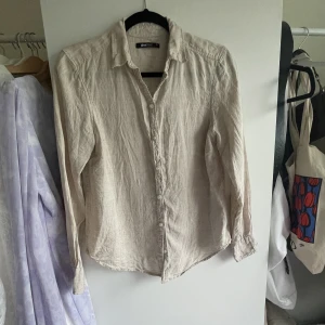 Beige skjorta - Linneskjorta från ginatricot! Bra skick! Köparen står för frakten 🎀