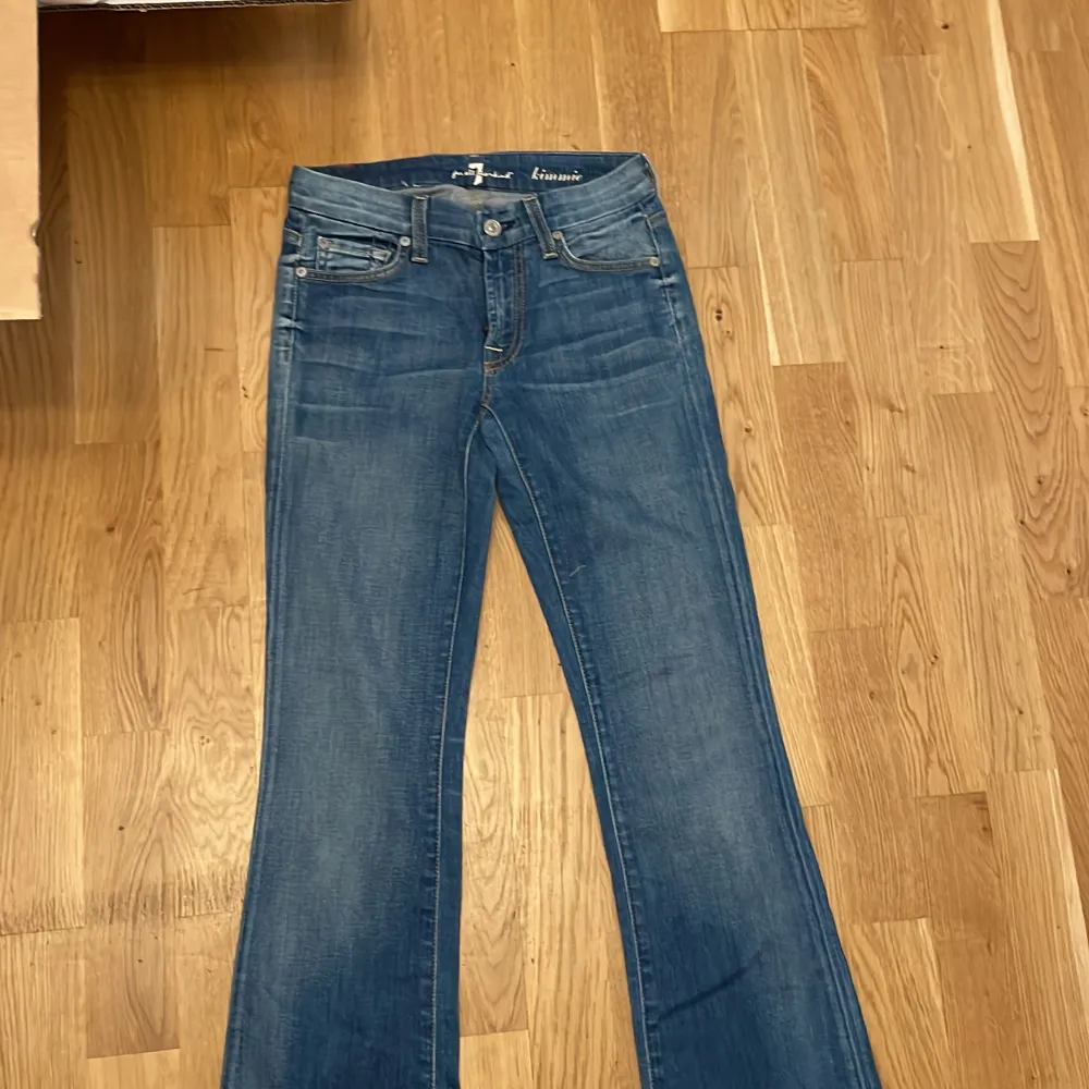 Jeans modell kimmie, i färg mellanblå. Straight leg low Rise  Storlek: 25 Ordinarie pris 2000kr. Jeans & Byxor.