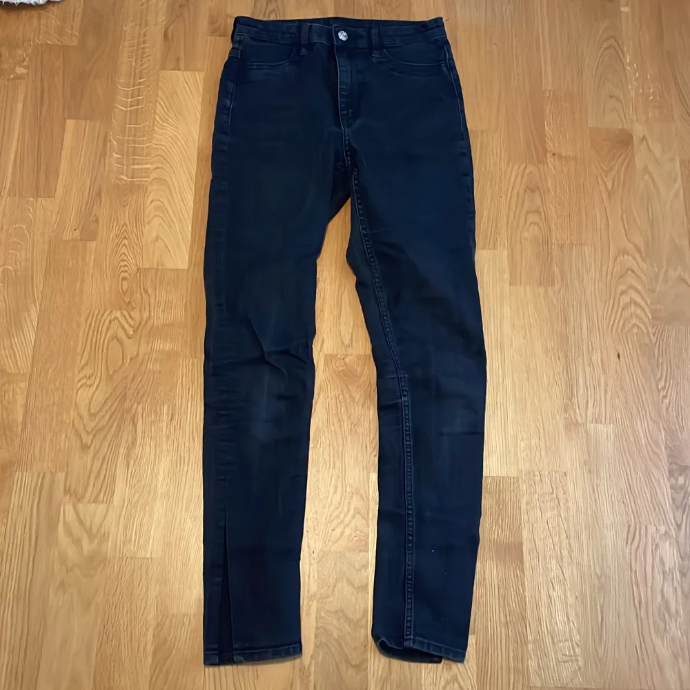 Säljer mina flared high-waist jeans från H&M Divided. Använda ett par gånger men fortfarande bra kvalite. Priset kan diskuteras❤️Kontakta vid intresse🫶🏻. Jeans & Byxor.