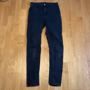 Säljer mina flared high-waist jeans från H&M Divided. Använda ett par gånger men fortfarande bra kvalite. Priset kan diskuteras❤️Kontakta vid intresse🫶🏻
