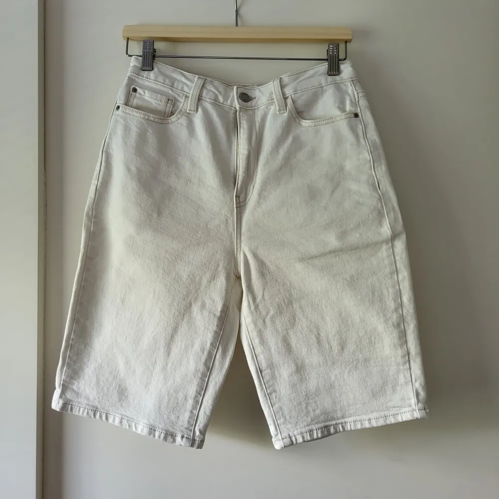Shorts i beige eller vit färg💗. Shorts.