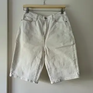 Shorts i beige eller vit färg💗