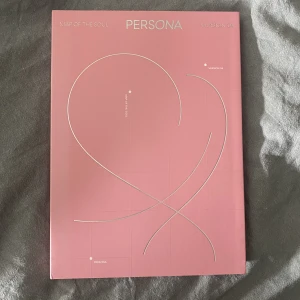 map of the soul persona version 4 - map of the soul persona (version 4)  innehåll: fotobok, skiva, fotorulle, informations kort, ”the notes”, random photocard och random foto + en gift jag fick när jag köpte den (finns inte med på bild) 🤍 tryck gärna på köp nu! saknar: qr kort och poster