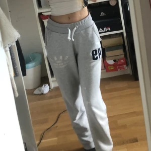 Mjukisbyxor - Sköna gråa mjukisbyxor från gant. Kommer inte till användning längre. Storlek 170. (Finns några små bleknings fläckar men dom syns knappt)❣️