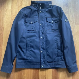 J lindeberg jacka - Säljer min nästan oanvända J Lindeberg jacka. Just denna modell med denna patch är slutsåld överallt.