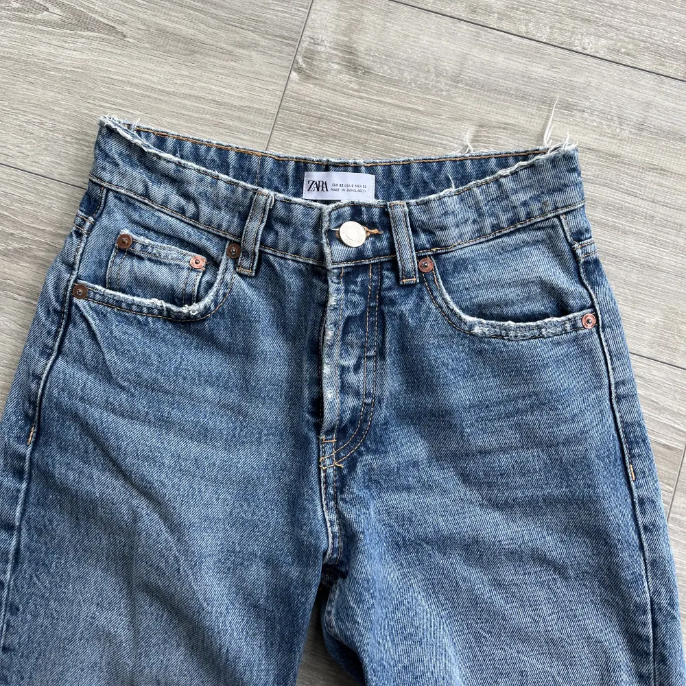 Ett par mid waist straight leg jeans från zara💗mellanblå med slitning på ena knät. Skriv till mig vid intresse💕. Jeans & Byxor.