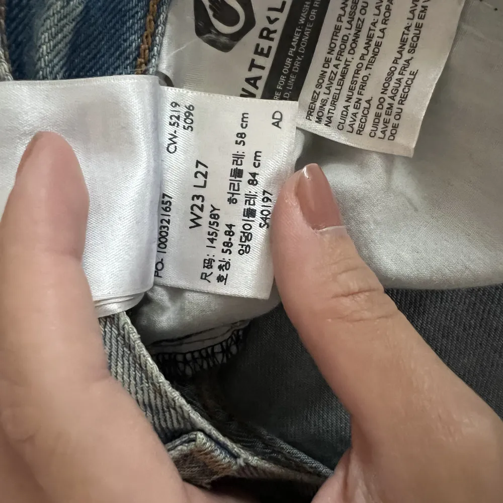 Säljer ett par levi’s jeans i modellen Ribcage Straight i stl W23 L27. Använda ett flertal gånger men är i fint skick. Säljs pga att jag tycker att de är på gränsen till för korta för mig.. Jeans & Byxor.