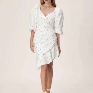 Adoore klänning  - Denna klänning har jag endast använt en gång. Den går att knyta i flera olika modeller, kan ses på hemsidan. Nypris 1495kr🦋