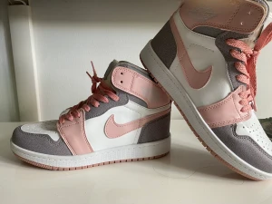 Jordan 1s - Helt nya, bästa skick Jordan 1s. I storlek 39. Dma om du är intresserad! (Är ej riktiga!) 