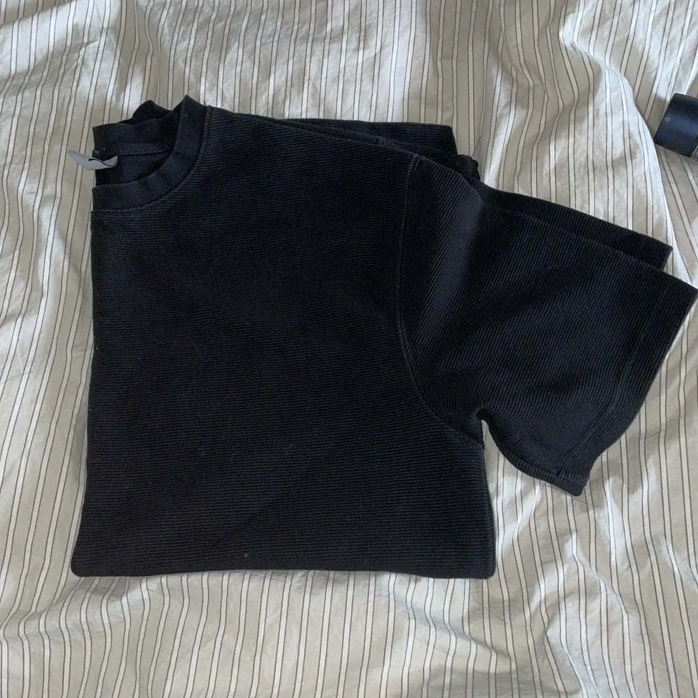 En svart Manchester tröja i storlek L men skulle mer säga M✅billig för jag inte använder den😁. T-shirts.