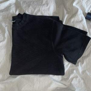 En svart Manchester tröja i storlek L men skulle mer säga M✅billig för jag inte använder den😁