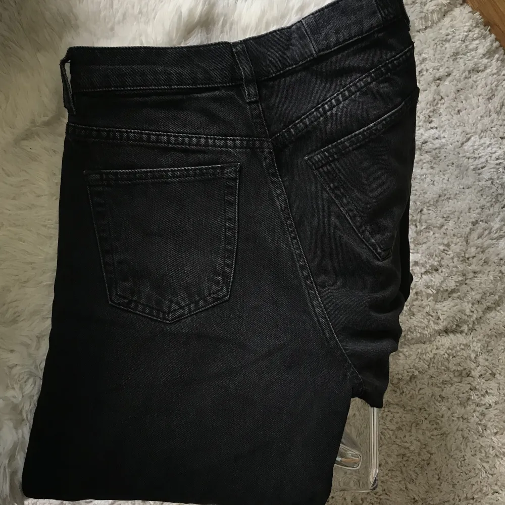 Sköna svarta jeans från KARVE som är highwaist, köpt på carlings för 800, säljer för 150. Aldrig använda i skick 9/10. Storlek XS, sitter som en 34.. Jeans & Byxor.