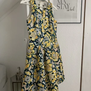 Blommig klänning  - Supersöt blommig klänning med lite ✨poof. 