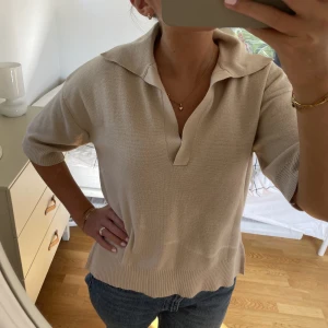 Tröja - Stickad tröja med krage från h&m i storlek S. Perfekt till vardags och sensommaren!