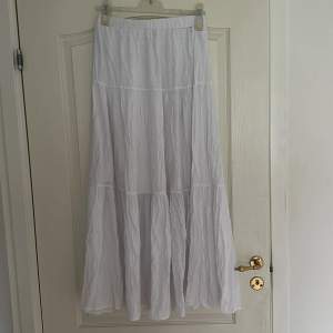 Säljer min super fina långa vita kjol från stradivarius. Storlek L men liten i storleken. Skulle säga att det passar en normal 36 eller 38