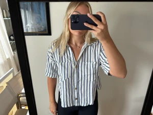 Randig skjorta från Zara - Använd 1 gång, har tappat en knapp