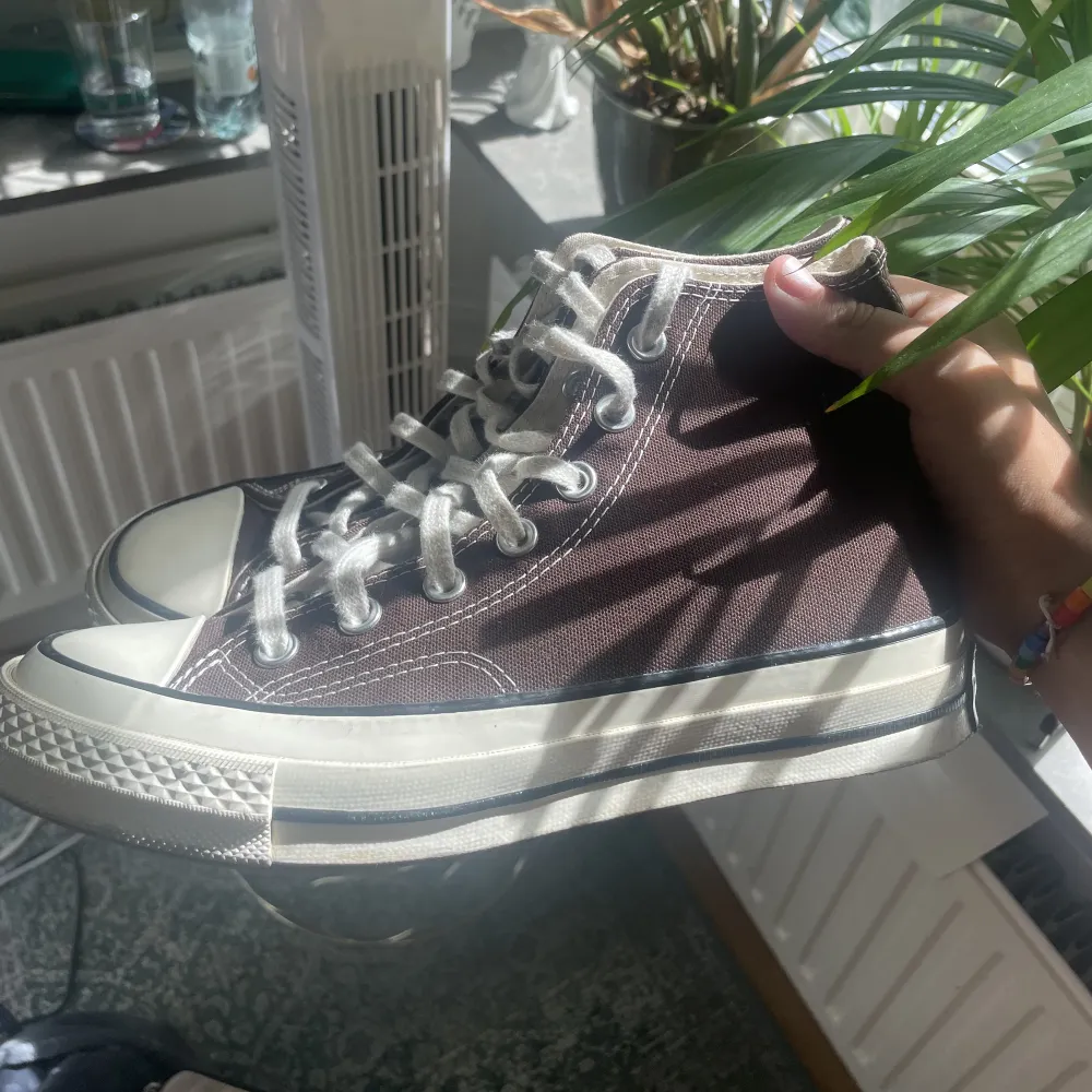 Säljer mina Converse (chuck 70 hi) i färgen brun. storlek 37,5. Dom är använda Max 5 gånger och jag säljer för att dom är för stora för mig och kommer därmed inte till användning😊 De var även väldigt svåra att få tag på!!  Är öppen för andra pris förslag.. Skor.