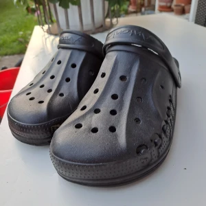 Tofflorna  - Strandtofflor som är som nya.