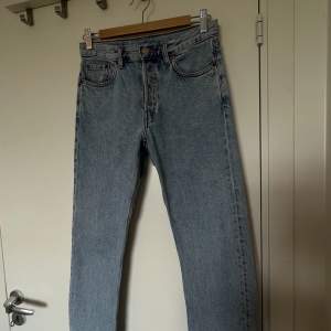 Ljusblåa jeans i jättefin tvätt från Weekday i modellen WIRE, strl W26/L30🤍i princip nyskick