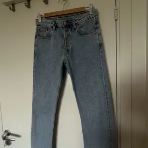 Ljusblåa jeans i jättefin tvätt från Weekday i modellen WIRE, strl W26/L30🤍i princip nyskick