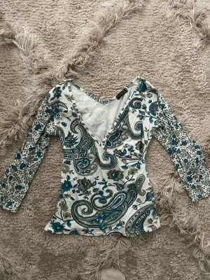 trekvartsärmad tröja - Grön och vit tröja med kvartsarmar✨passar en XS och S💞jättegullig och superskönt material✨fråga om funderingar💗