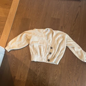 En beige kofta från Lindex - Jag säljer en beige kofta från Lindex, 