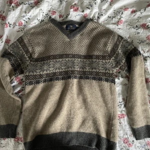 Stickad tröja - Jätte fin stickad tröja, perfekt nu till hösten! Säljes då jag tyvärr inte har använt den så mycket, köpt secondhand för 400