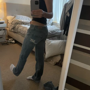 lågmidjade jeans - Säljer dessa snygga lågmidjade jeans med tryck på fickor. Skriv vid frågor eller för fler bilder!💖