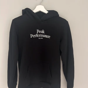 Peak performance hoodie - Svart peak hoodie i bra skick. 