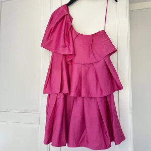 Rosa volang klänning  - Säljer min rosa volang klänning från Calliope som endast är använd ungefär 5 gånger💗