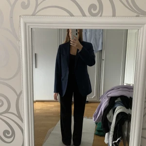 Kavaj  - Superfin kavaj från Bläck i marinblå. Vet inte vilken storlek men på bilden ser ni hur den sitter på mig som har S. Lite sönder på ena armen men inget som synd då det är på innersidan. 💙