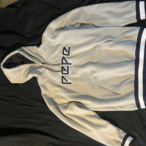 Hoodie  - Väldig skön hoodie, nyskick fåtal användningar 