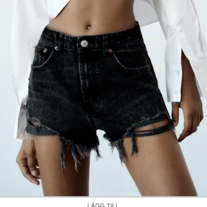 Jeansshorts - Säljer mina älskade jeansshorts från Zara då dem inte passar mig längre. Använd några gånger men har inga defekter. priset går att diskuteras 🤍