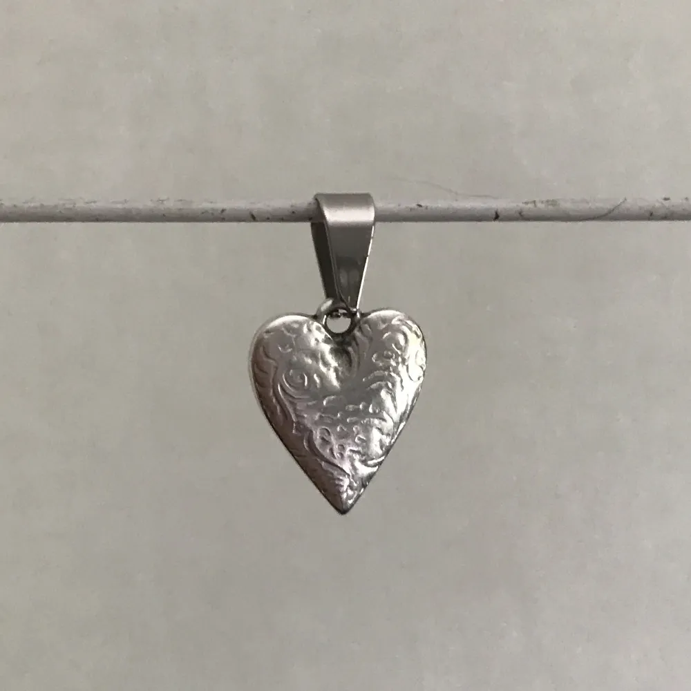 Silver hjärta halsbandshänge med en röd baksida. Handgjort, nytt och oanvänt. Kontakta gärna vid frågor. Har också ett likadant i guld🌺skriv innan köp 🌺kolla profil för mer🌺. Accessoarer.