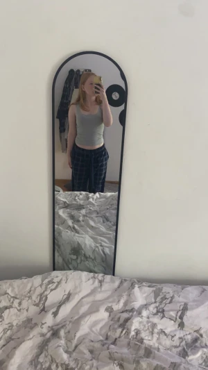 Två tighta linnen - Två jätte fina tighta linne som går ner till naveln ungefär! Från hm, ordinarie pris 200