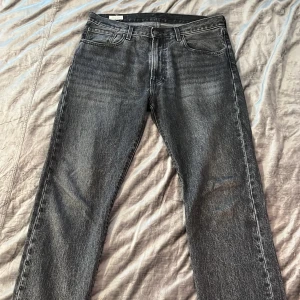 Levi’s 551z - Köpt för 1 år sen och har använts varsamt. Inga defekter.