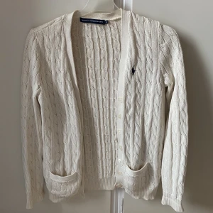 Stickad kofta - Stickad kofta från Ralph Lauren, använd fåtal gånger, jättesöt kofta som passar perfekt till höst💕 Köparen står för frakten.