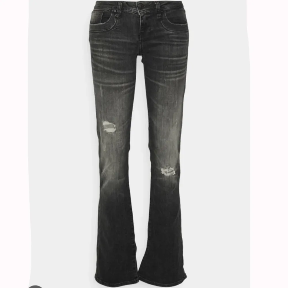 säljer mina lågmidjade ltb jeans i modellen valarie. snygga bootcut jeans som e slutsålda. använda i våras men kommer inte till användning längre. I bra skick. Säljer endast vid bra bud. ❣️Midjemått: 38 cm Innerbenslängd: 82 cm. Jeans & Byxor.