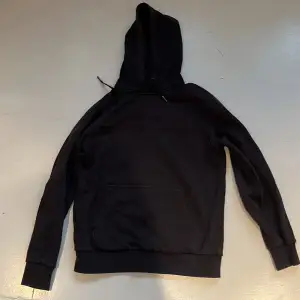 Oanvänd Peak performance hoodie, svart och storlek L. Skriv för mer bilder eller info🫶