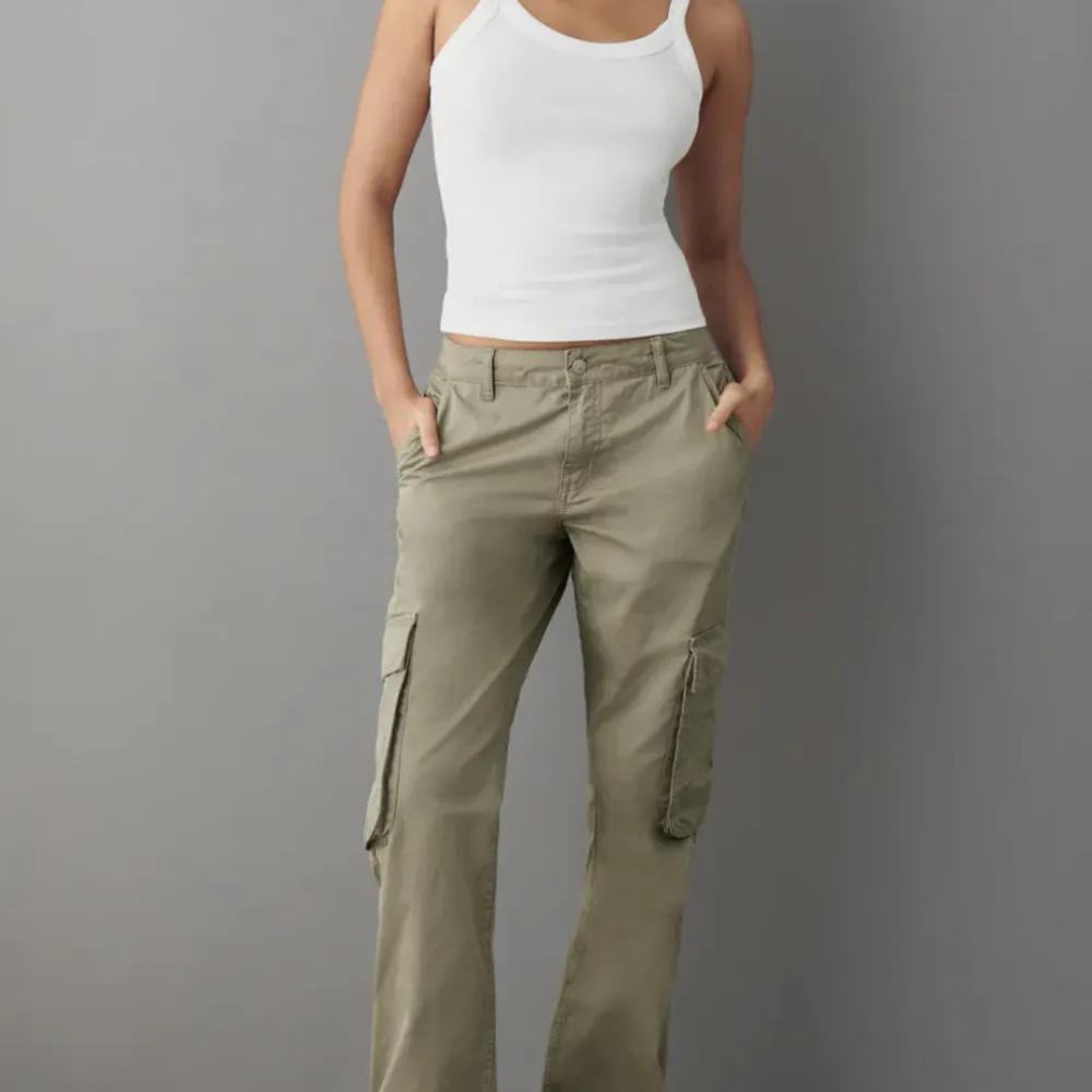 Snygga cargo byxor ifrån Gina tricot❣️Köpta förra året, ändast använda 1 gång. Inga defekter!💕Original pris: 499kr. Jeans & Byxor.