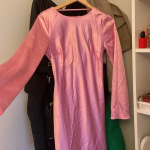 Rosa klänning  - Fin rosa silk klänning från Gina , öppen ryg ungefär. Använd 2 gånger