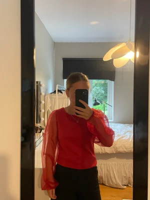 röd långärmadtröja - En röd långärmadtröja från Vila i storlek XS, den är bara använd 1 gång ❤️ jättefin att ha vid jul!! 