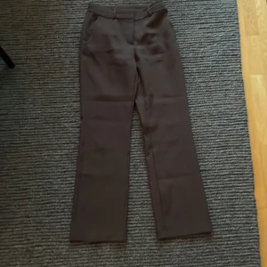 Kostymbyxor - Ett par bruna kostymbyxor ifrån YAS (veromoda) Inga defekter och inte använda så mycket. Skriv vid frågor! Köparen står för frakten!💓💓